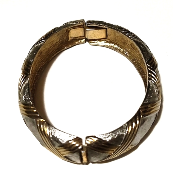 VINTAGE 90s MATTE SILVER-TONE GOLD-TONE CRISS CROSS DESIGN CLAMPER 7" BRACELET - Picture 10 of 11
